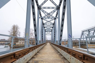 Metal kiriş köprüsünün üzerindeki demiryolunun yakınına. Riga, Letonya 'da bahar manzarası.