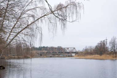 Nehirde güzel, bulutlu bir bahar günü manzarası. Letonya, Kuzey Avrupa 'da bahar manzarası.