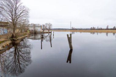 Nehirde güzel, bulutlu bir bahar günü manzarası. Letonya, Kuzey Avrupa 'da bahar manzarası.