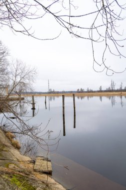 Nehirde güzel, bulutlu bir bahar günü manzarası. Letonya, Kuzey Avrupa 'da bahar manzarası.