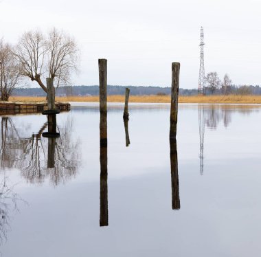Nehirde güzel, bulutlu bir bahar günü manzarası. Letonya, Kuzey Avrupa 'da bahar manzarası.