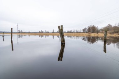 Nehirde güzel, bulutlu bir bahar günü manzarası. Letonya, Kuzey Avrupa 'da bahar manzarası.