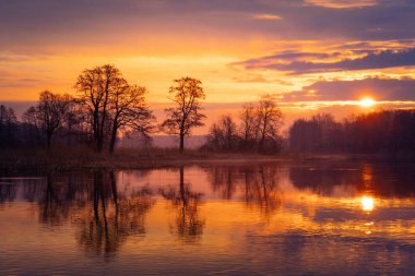 Nehirde güzel bir bahar gündoğumu. Riga, Letonya, Kuzey Avrupa 'da doğal doğa manzarası.