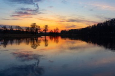 Nehirde güzel bir bahar gündoğumu. Riga, Letonya, Kuzey Avrupa 'da doğal doğa manzarası.