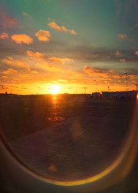 İsveç 'ten Letonya' ya uçan uçak penceresinden gün batımının güzel bir görüntüsü. Seyahat, harika bir manzara..