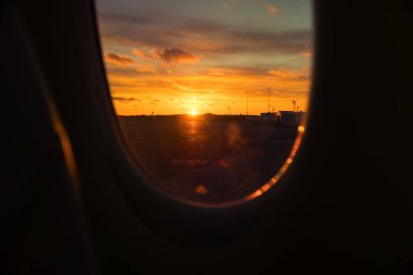 İsveç 'ten Letonya' ya uçan uçak penceresinden gün batımının güzel bir görüntüsü. Seyahat, harika bir manzara..