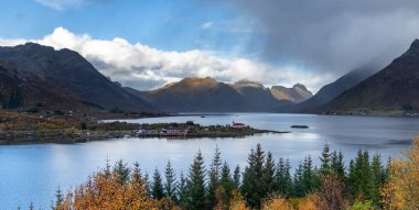 Norveç, Lofoten adalarındaki fiyortların güzel sonbahar manzarası. Kuzey Kutbu sonbaharında senkronize gün. Kuzey Avrupa 'nın mevsimlik İskandinavya manzarası.