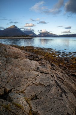 Norveç 'in Lofoten adalarındaki fiyortlarda güneşli bir sonbahar gününde güzel kayalık kıyı manzarası. İskandinavya 'nın mevsimlik manzarası.