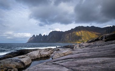 Kayalık Tungeneset Beacs, Senja, Norveç 'in güzel sonbahar manzarası. Kuzey İskandinavya 'nın mevsimlik manzarası.
