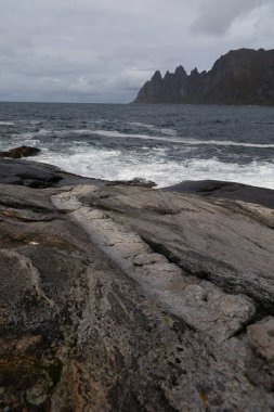 Norveç, Senja 'daki Tungeneset plajında güzel dokulu kayalar. İskandinavya 'nın mevsimlik manzarası.