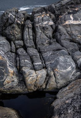 Norveç, Senja 'daki Tungeneset plajında güzel dokulu kayalar. İskandinavya 'nın mevsimlik manzarası.