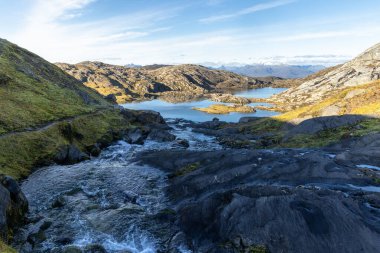 Kuzey Norveç 'te dağ gölü olan güzel bir sonbahar manzarası. İskandinavya 'nın mevsimlik manzarası.