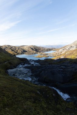 Kuzey Norveç 'te dağ gölü olan güzel bir sonbahar manzarası. İskandinavya 'nın mevsimlik manzarası.