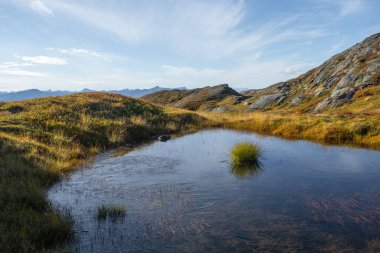 Kuzey Norveç 'te sonbaharda göl yüzeyindeki güzel dağ yansımaları. İskandinavya 'nın mevsimlik manzarası.