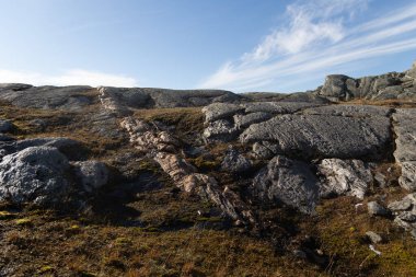 Kuzey Norveç 'te kayaları olan güzel bir dağ manzarası. İskandinavya 'nın mevsimlik manzarası.