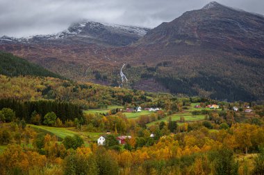 Kuzey Norveç kırsalının güzel sonbahar manzarası. İskandinavya 'nın mevsimlik manzarası.