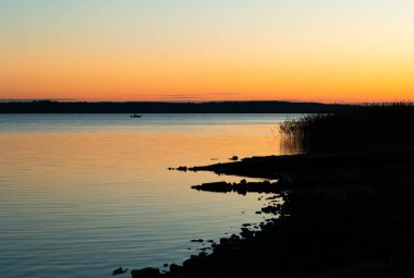 Letonya 'da göl kenarında güzel bir sonbahar gündoğumu. Kuzey Avrupa 'nın mevsimlik manzarası.