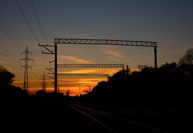 Riga, Letonya 'da demiryolu raylarında güzel bir sonbahar günbatımı. Kuzey Avrupa 'nın mevsimlik manzarası.