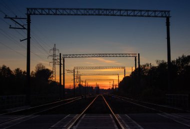 Riga, Letonya 'da demiryolu raylarında güzel bir sonbahar günbatımı. Kuzey Avrupa 'nın mevsimlik manzarası.