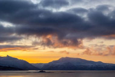 Karlı kış günlerinde Norveç fiyortlarında güzel küçük bir ada. Kış mevsiminde İskandinavya 'da Kuzey Kutbu doğası.