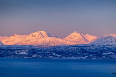 Kuzey Kutbu 'nda, Kuzey Kutbu' nda, fiyort üzerinde güzel, karlı dağlar. Kış mevsiminde İskandinavya 'da Kuzey Kutbu doğası.