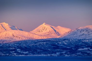 Kuzey Kutbu 'nda, Kuzey Kutbu' nda, fiyort üzerinde güzel, karlı dağlar. Kış mevsiminde İskandinavya 'da Kuzey Kutbu doğası.