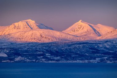 Kuzey Kutbu 'nda, Kuzey Kutbu' nda, fiyort üzerinde güzel, karlı dağlar. Kış mevsiminde İskandinavya 'da Kuzey Kutbu doğası.