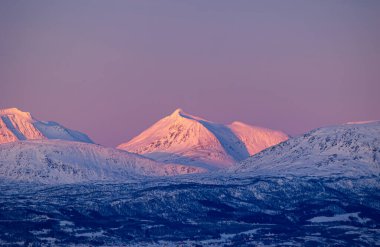 Kuzey Kutbu 'nda, Kuzey Kutbu' nda, fiyort üzerinde güzel, karlı dağlar. Kış mevsiminde İskandinavya 'da Kuzey Kutbu doğası.
