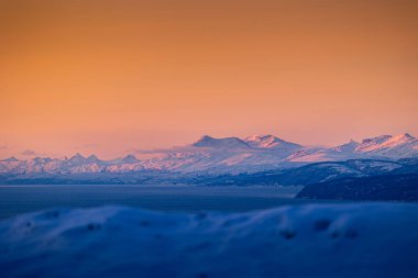 Kuzey Kutbu 'nda, Kuzey Kutbu' nda, fiyort üzerinde güzel, karlı dağlar. Kış mevsiminde İskandinavya 'da Kuzey Kutbu doğası.