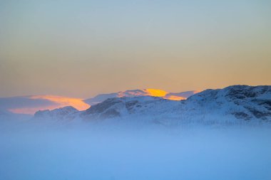 Norveç dağ geçidinde güzel, dondurucu, karlı bir kış günü. Kış mevsiminde İskandinavya 'da Kuzey Kutbu doğası.