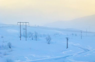 Norveç dağ geçidinde güzel, dondurucu, karlı bir kış günü. Kış mevsiminde İskandinavya 'da Kuzey Kutbu doğası.