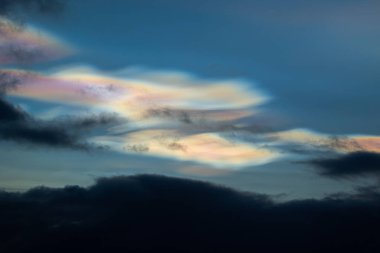 Norveç 'te kışın gökyüzünde nadir görülen bir kutup stratosferik bulut görüntüsü. Gökyüzünde güneş ışınları içinde renkli buz kristalleri. Kış mevsiminde İskandinavya 'da Kuzey Kutbu doğası.