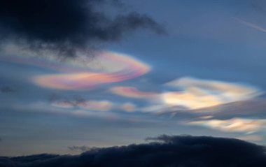 Norveç 'te kışın gökyüzünde nadir görülen bir kutup stratosferik bulut görüntüsü. Gökyüzünde güneş ışınları içinde renkli buz kristalleri. Kış mevsiminde İskandinavya 'da Kuzey Kutbu doğası.