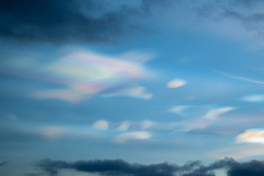 Norveç 'te kışın gökyüzünde nadir görülen bir kutup stratosferik bulut görüntüsü. Gökyüzünde güneş ışınları içinde renkli buz kristalleri. Kış mevsiminde İskandinavya 'da Kuzey Kutbu doğası.