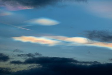 Norveç 'te kışın gökyüzünde nadir görülen bir kutup stratosferik bulut görüntüsü. Gökyüzünde güneş ışınları içinde renkli buz kristalleri. Kış mevsiminde İskandinavya 'da Kuzey Kutbu doğası.