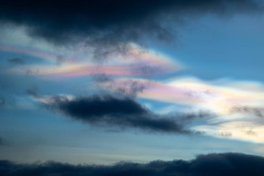 Norveç 'te kışın gökyüzünde nadir görülen bir kutup stratosferik bulut görüntüsü. Gökyüzünde güneş ışınları içinde renkli buz kristalleri. Kış mevsiminde İskandinavya 'da Kuzey Kutbu doğası.
