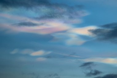 Norveç 'te kışın gökyüzünde nadir görülen bir kutup stratosferik bulut görüntüsü. Gökyüzünde güneş ışınları içinde renkli buz kristalleri. Kış mevsiminde İskandinavya 'da Kuzey Kutbu doğası.