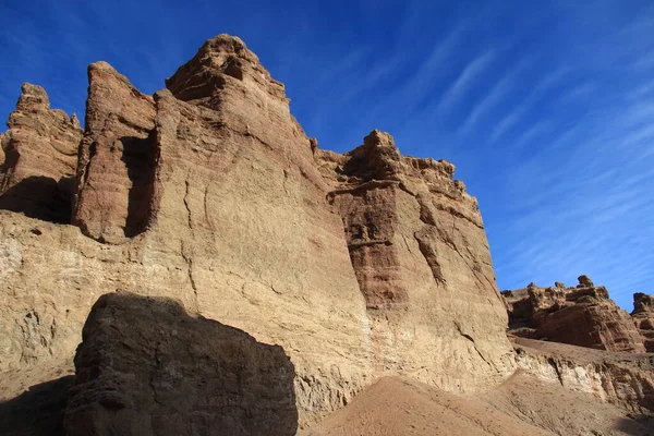 Ogromna Ściana Piaszczysto Glinianym Kanionie Charyn Tle Nieba Pięknymi Cienkimi — Zdjęcie stockowe