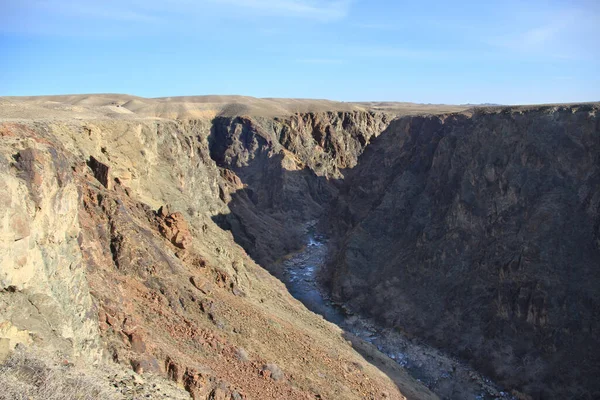 Rzeka Charyn Skalistym Głębokim Kanionie Niebie Wiosną Słoneczną Pogodę — Zdjęcie stockowe
