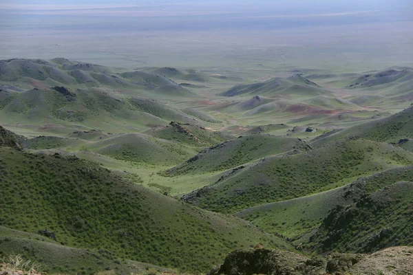 Dağların ve Malezya vadisinin uzak panoramik manzarası, bitki örtüsü, bahar, güneşli dağlık tepeleri
