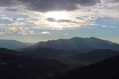 Dağlık arazi, en güzel ve en detaylı renkler ve şekiller arasında akşam burada en düşük ışıkla