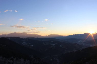 Dağlık arazi, en güzel ve en detaylı renkler ve şekiller arasında akşam burada en düşük ışıkla