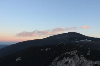 Dağlık arazi, en güzel ve en detaylı renkler ve şekiller arasında akşam burada en düşük ışıkla