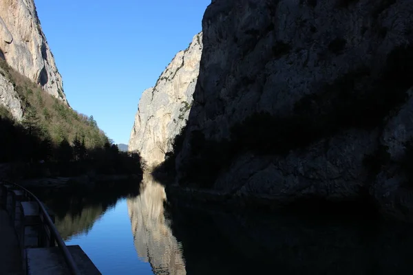 Dağlık arazi, en güzel ve en detaylı renkler ve şekiller arasında akşam burada en düşük ışıkla