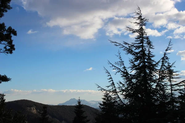Dağlık arazi, en güzel ve en detaylı renkler ve şekiller arasında akşam burada en düşük ışıkla