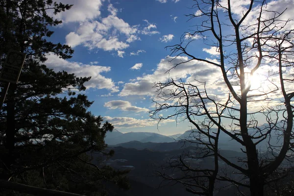 Dağlık arazi, en güzel ve en detaylı renkler ve şekiller arasında akşam burada en düşük ışıkla