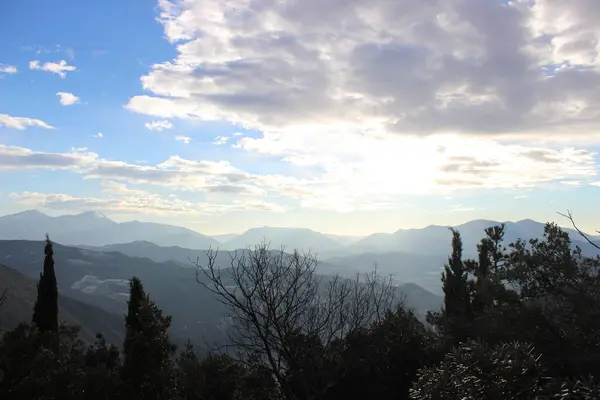 Dağlık arazi, en güzel ve en detaylı renkler ve şekiller arasında akşam burada en düşük ışıkla