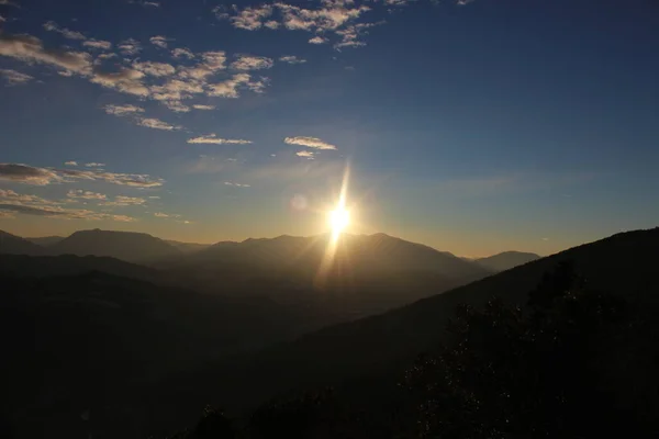 Krajobraz Górski Wśród Najpiękniejszych Szczegółowych Poszczególnych Kolorów Kształtów Tutaj Wieczorem — Zdjęcie stockowe
