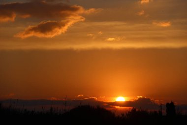 Şafağın şekilleri ve renkleri, gökyüzünün renkleri arasında, bulutlar ve güneş, özel detaylarla dolu en güzel şafak.