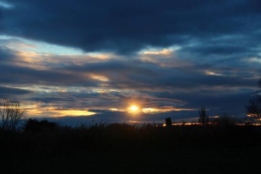 Bulutlu manzara, bulutlar her zaman şekil değiştirir gökyüzüne her zaman farklı görüntüler verir aynı yerde güzel kalırken.